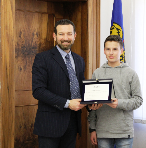Il president de ARLeF Eros Cisilino al premie Patrick Romanin te ocasion de Zornade internazionâl de lenghe mari